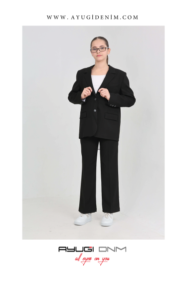 0300-140-176 ЧЁРНЫЙ КЛАССИЧЕСКИЙ КОСТЮМ СТАНДАРТНОГО КРОЯ