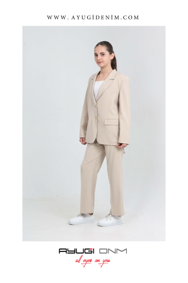 0300-140-176 БЕЖЕВЫЙ КЛАССИЧЕСКИЙ КОСТЮМ СТАНДАРТНОГО КРОЯ