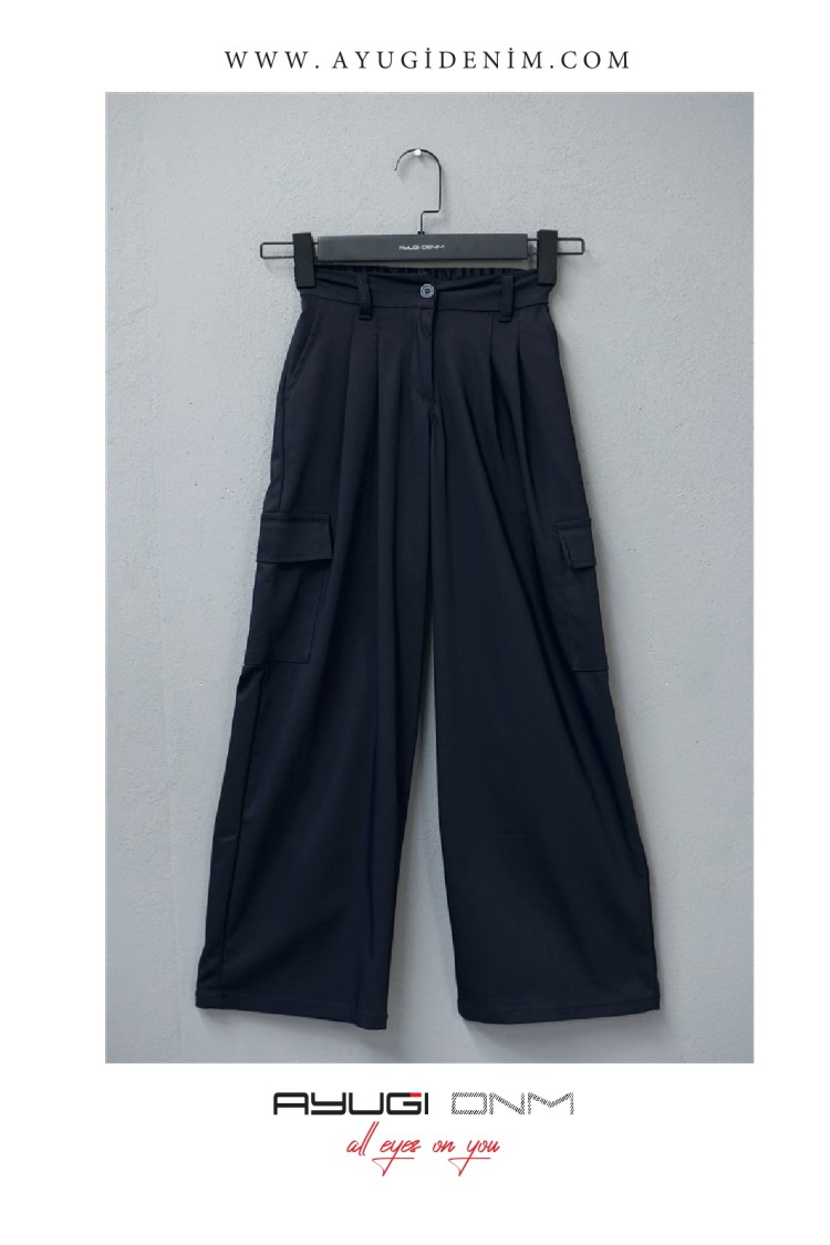 9390-134-164 ТЕМНО-СИНИЕ БРЮКИ СВОБОДНОГО КРОЯ СО ПЛИССАМИ С БОКОВЫМ КАРМАНОМ