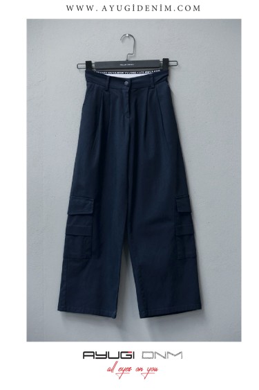 9395-134-164 БРЮКИ ТЕМНО-СИНИЕ СО СКЛИССИРОВАННЫМИ БОКОВЫМИ КАРМАНАМИ И ЭЛАСТИКОЙ НАЗАД